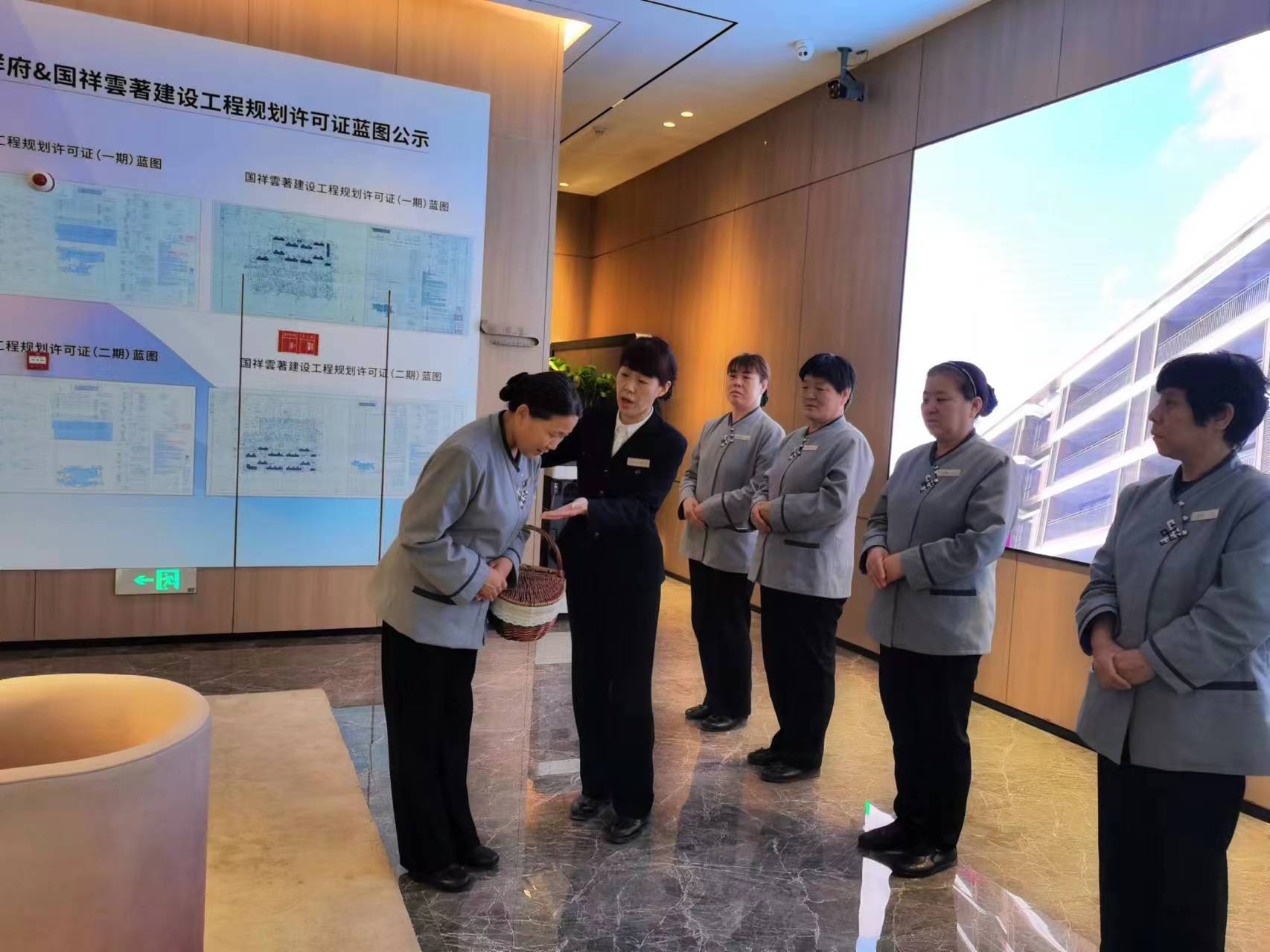 員工列隊(duì)、禮儀培訓(xùn)展示1